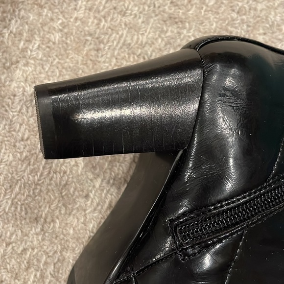 Women’s size 5 black patent leather ankle boots.  Side zipper.  Never worn. - Picture 5 of 9